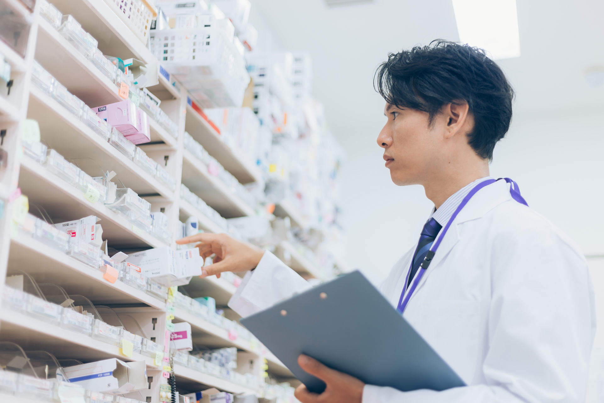 薬局の現場に立つ薬剤師